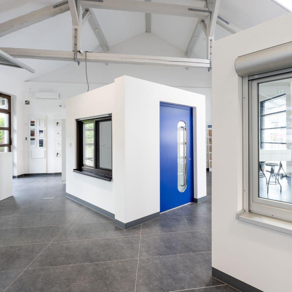 Die Ausstellung von Fensterbau Hartmann mit Plissees und Fenstern.