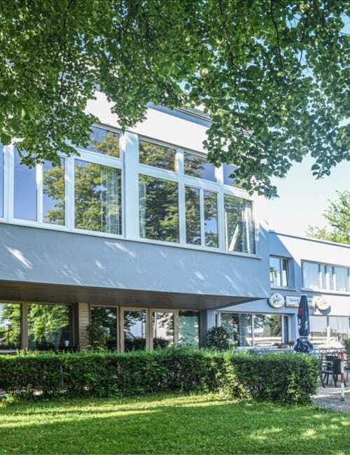 Ein Haus mit großen Fenstern von Fensterbau Hartmann.
