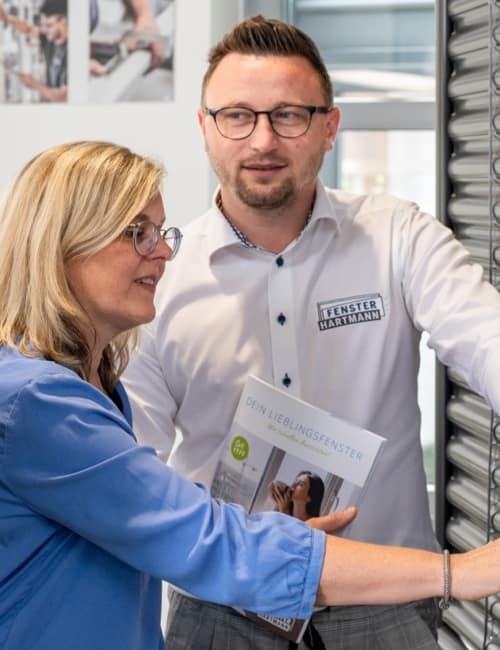 Eine Beratungsszene von Fensterbau Hartmann mit zwei Personen.