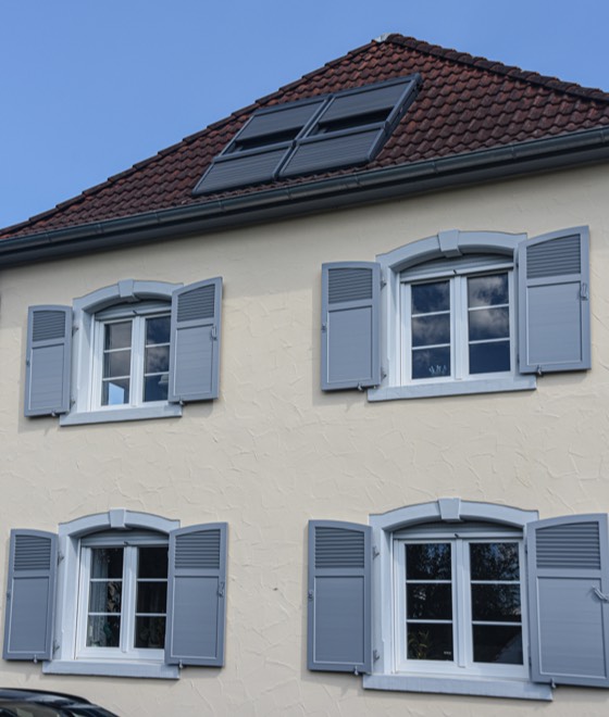 Ein historisches Gebäude mit Fenstern von Fensterbau Hartmann.