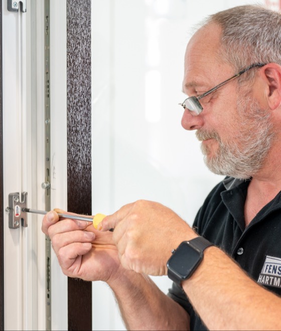 Ein Mitarbeiter von Fensterbau Hartmann bei der Arbeit.